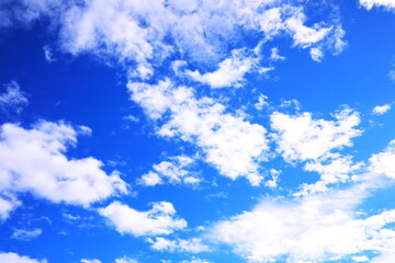 Obraz premium 青空に浮かぶ白い雲