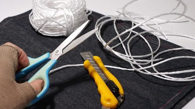 ハサミ、カッター、ロープ、道具で切る、荷造り、紐で縛る