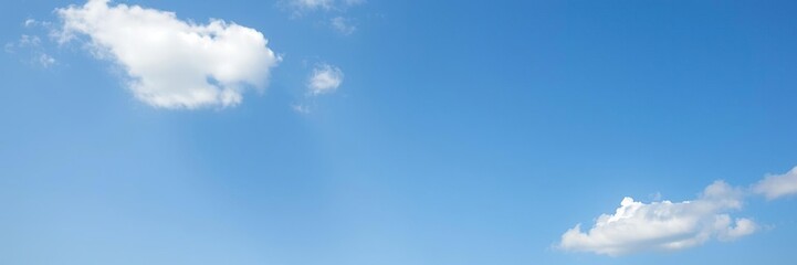 Obraz premium A serene blue sky with white cloud formations that evoke a sense of stillness and calm, blue sky, still life, natural scenery