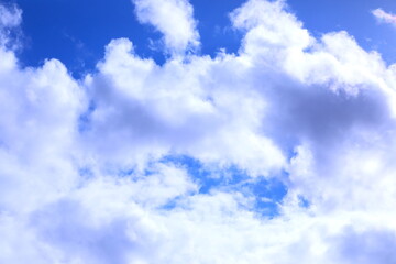 青空を覆う白い雲