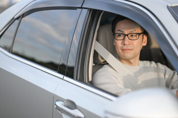 運転する男性