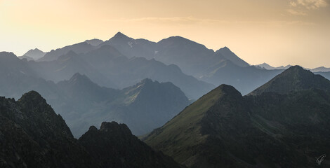 Cimes pyrénéennes en silhouette au coucher du soleil