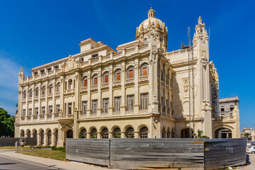 Fototapeta premium A large building with a dome on top
