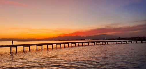 Obraz premium Sunset with beautiful colors by the sea and marina