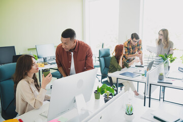 Obraz premium Photo of group young corporate workers chatting drink coffee desktop workstation office business center indoors