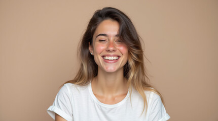 Fototapeta premium Mulher comum jovem de camisa branca sorrindo 