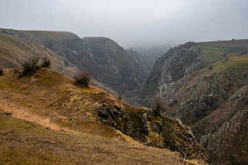 Stunning landscape of the turenilor gorge in transylvania, romania, shrouded in fog during a cloudy day