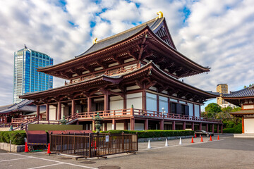 Fototapeta premium Main gate (Hondo) of Zojo-ji temple in center of Tokyo, Japan