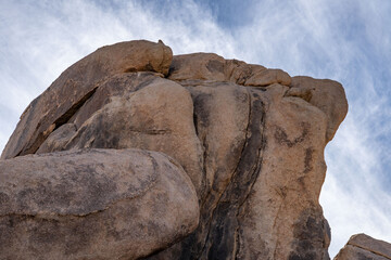 Dike or dyke. Weathered Granitic Rocks. White Tank Quartz Monzonite. White Tank Campground，Joshua...