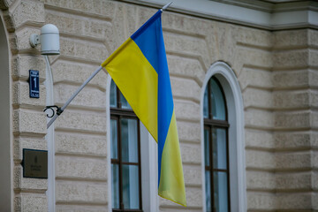 Ukrainian flag on parliament building