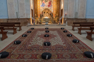 intérieur de l'église Santa maria de Cadaquès en Espagne 