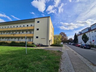 Obraz premium Weg entlang eines Wohngebiets in Berlin Treptow/Köpenick