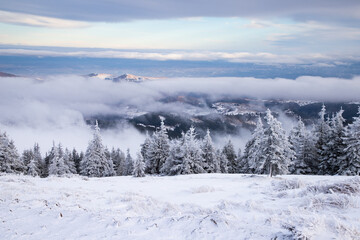 Obraz premium beautiful snow covered mountain landscape in winter