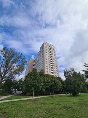 Landschaft mit Hochhaus, atmosph&auml;rischem Wolkenhimmel und Umgebung in Berlin Johannisthal