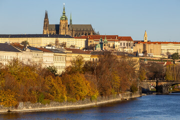 Obraz premium Autumn sunny morning and Prague Castle above the Vltava River