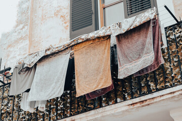 Obraz premium Some towels drying in a domestic balcony house in Bari