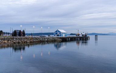 Fototapeta premium Peaceful Sunrise Over Sidney Pier on Vancouver Island, Canada