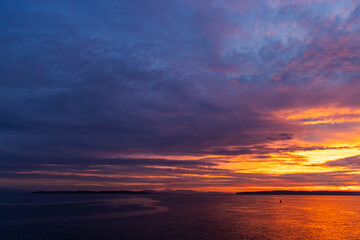 Obraz premium Breathtaking Sunrise Over Sidney on Vancouver Island, British Columbia, Canada