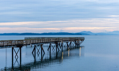 Obraz premium Serene Sunrise Over Pier in Sidney, Vancouver Island, British Columbia