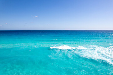Fototapeta premium Aerial View of Turquoise Caribbean Waters in Cancun, Mexico