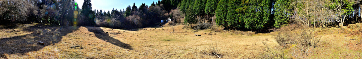 丹沢の黍殻山　黍殻避難小屋の広大な広場にてパノラマ写真
