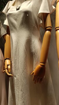 Manequim feito com bra&ccedil;os em madeira de Bambu. 
Material leve e ecologico.