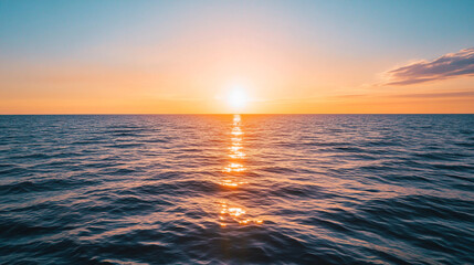 Obraz premium Stunning sunset over calm ocean waters near the horizon in the evening sky