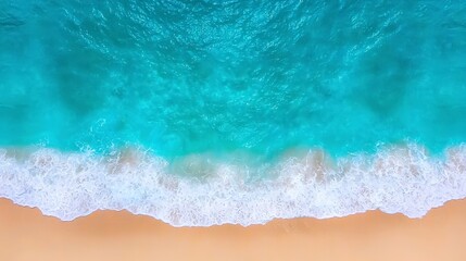 Obraz premium Aerial View of Turquoise Ocean Waves Crashing on Sandy Beach