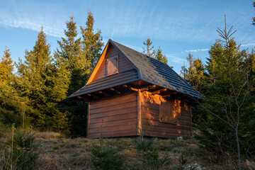 Drewniana chatka w górach. Drewniany domek w górach © Leszek Szelest