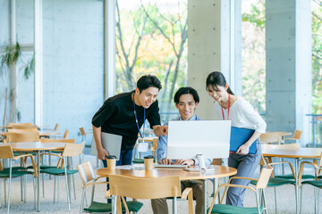 オフィスで働くビジネスパーソン