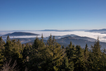 Obraz premium Widok na Tatry z wieży widokowej na Mogielicy. Najwyższy szczyt Beskidu Wyspowego. Beskid Wyspowy. Mogielica. Korona Gór Polski.