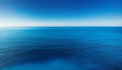 Obraz premium 浅いターコイズブルーから青緑、そしてネイビーブルーへと繋がるグラデーションが、広大な海の深さと広がりを感じさせる。