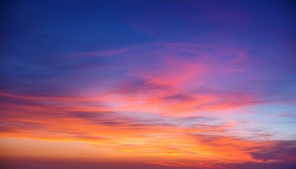 Obraz premium 温かみのあるオレンジ、ピンク、紫、深い青が空のように広がり、夕暮れの穏やかな空気感を感じさせるグラデーション。