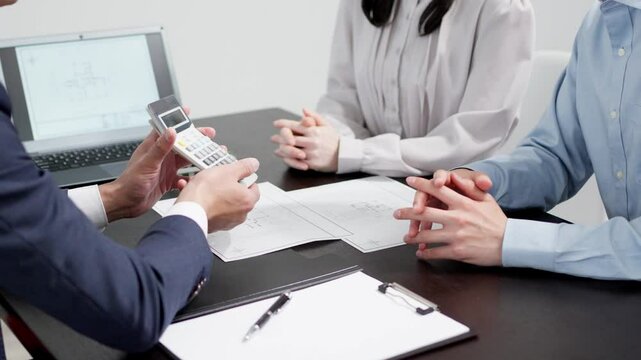 不動産の見積もりを計算するビジネスマン