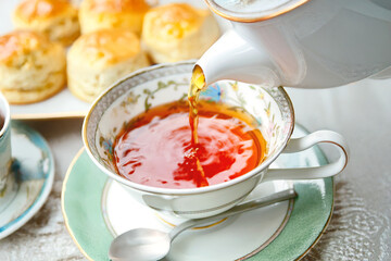 紅茶と焼き立てのスコーンの優雅なイングリッシュアフタヌーンティー