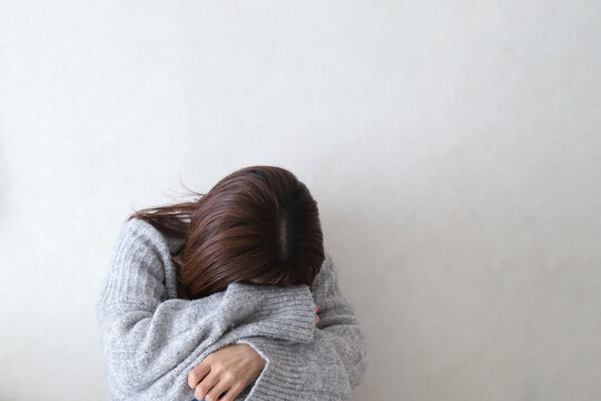 落ち込む女性　うつ病イメージ