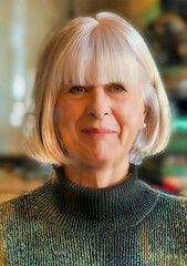 Seniorin mit wei&szlig;em Haar