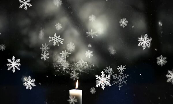 Flocons de neige tombant sur une bougie de l'Avent  allum&eacute;e sur un rebord de fen&ecirc;tre, ambiance hivernale et spirituelle, lumi&egrave;re douce et d&eacute;cor de No&euml;l.