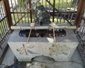 住宅街にある神社の手水鉢