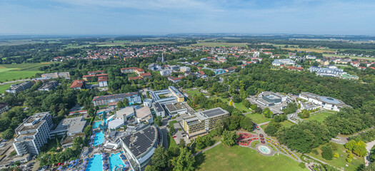 Das Thermalbad Bad Füssing im südlichen Landkreis Passau im Luftbild