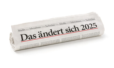 Zeitungsrolle mit der Überschrift Das ändert sich 2025