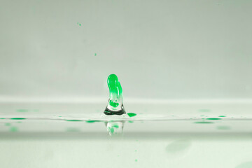 farbe tropfen wasser grün