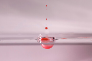 farbe tropfen wasser rot