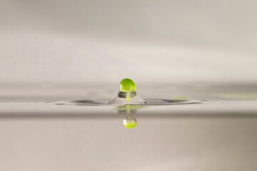 farbe tropfen wasser gelb