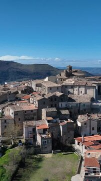 L'antico borgo di Castelnuovo di Farfa in Sabina, Lazio, Italia.
Vista aerea di Castelnuovo di Farfa, famoso per la produzione dell'olio extravergine di Oliva dop.