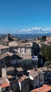 L'antico borgo di Castelnuovo di Farfa in Sabina, Lazio, Italia.
Vista aerea di Castelnuovo di Farfa, famoso per la produzione dell'olio extravergine di Oliva dop.