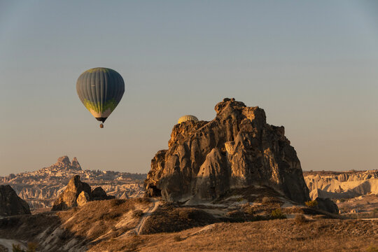 Vuelo en globo aerost&aacute;tico con vista panor&aacute;mica desde el aire a los valles rocosos de la Capadocia, Turqu&iacute;a. 