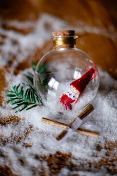 Lutine de No&euml;l dans une d&eacute;coration en verre transparente