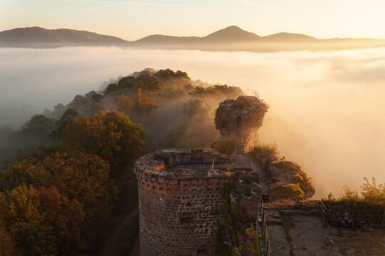 Burgenmassiv Altdahn Burgruine Grafendahn Burgruine Tanstein im Nebel zum Sonnenaufgang.