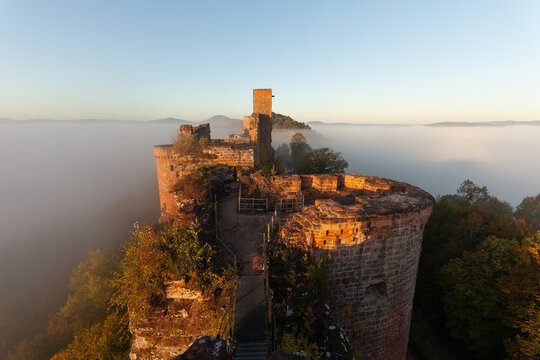 Burgenmassiv Altdahn Burgruine Grafendahn Burgruine Tanstein im Nebel zum Sonnenaufgang.